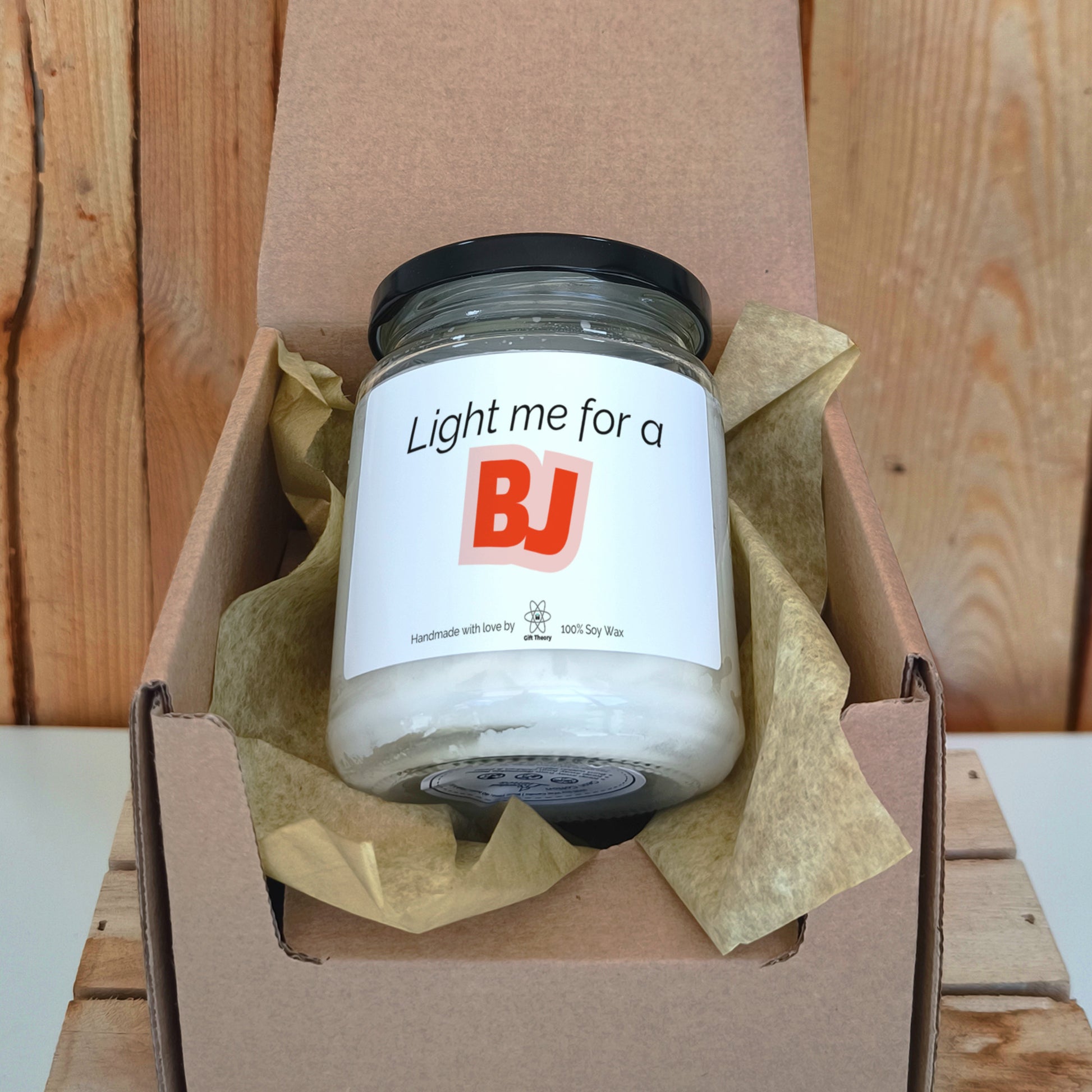 Ароматна соева свещ с надпис „Light me for BJ“ — подарък от Gift Theory